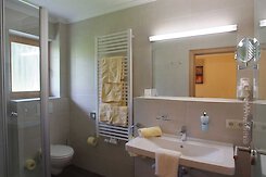 Badezimmer mit Dusche und WC Familienurlaub im Bayerischen Wald
